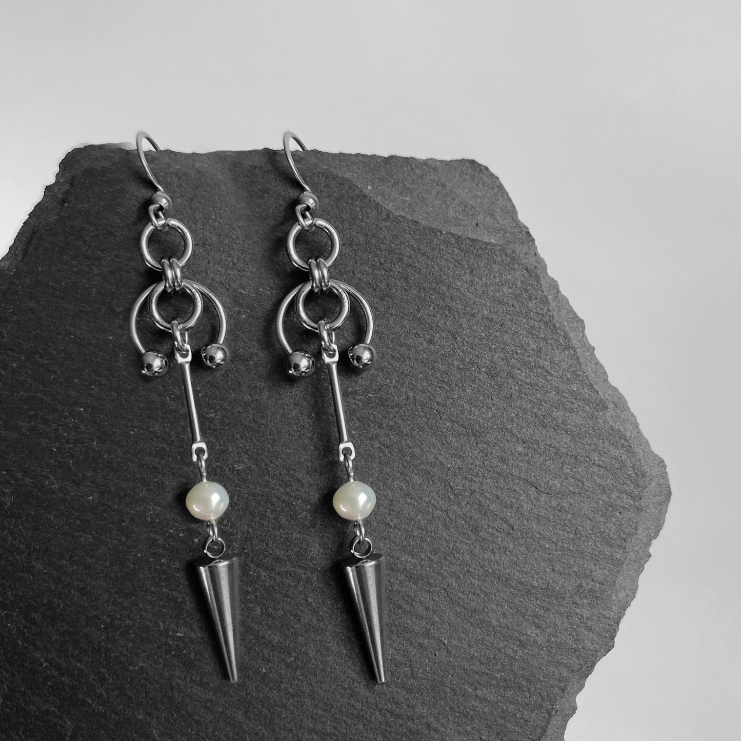 „cyberpunk“ pearl earrings