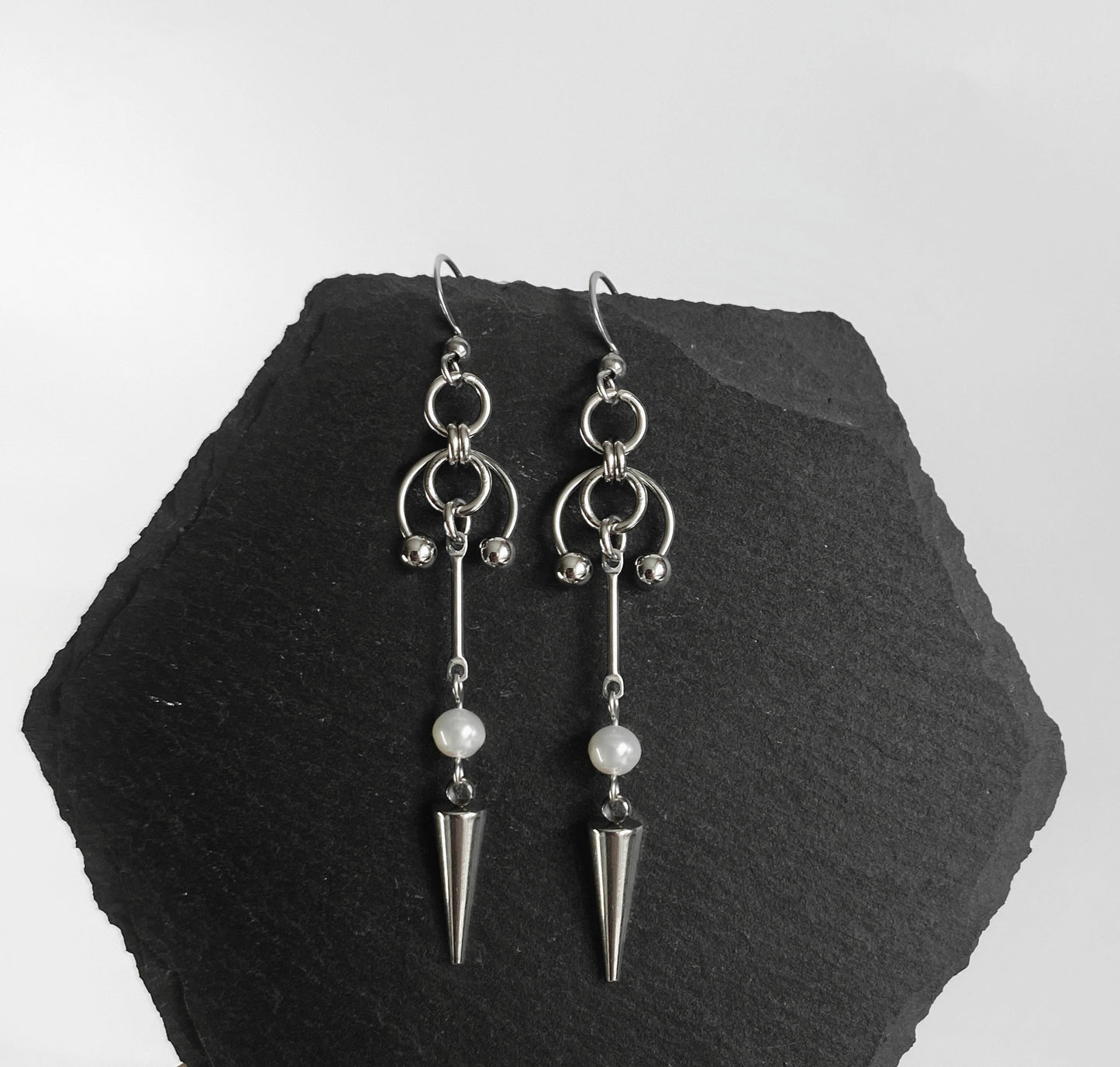 „cyberpunk“ pearl earrings