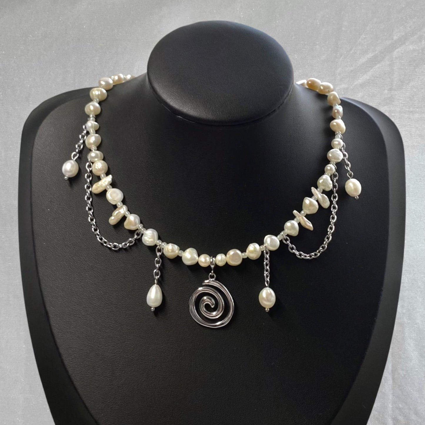 „spiralling“ pearl necklace